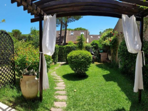 Villetta con giardino immersa nel verde a 150mt dal mare Pula
